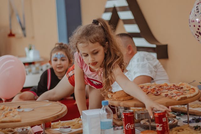 Pizza, chipsurile și sucurile ar putea deveni ilegale, dacă sunt vândute la mai puțin de 500 de metri de școli, grădinițe, licee și cluburi sportive pentru școlari/ Foto: pexels.com