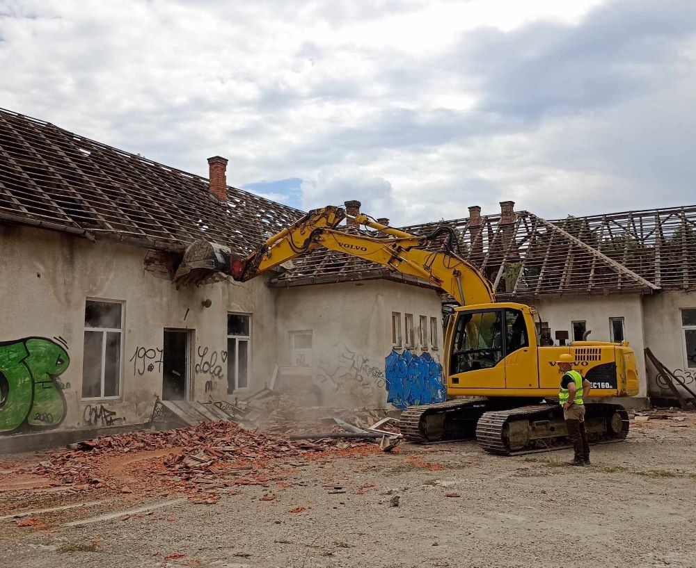 Demolarea vechii clădiri pentru realizarea Centrului dedicat vârstnicilor/ Foto: Oleg Ghilas - monitorulcj.ro