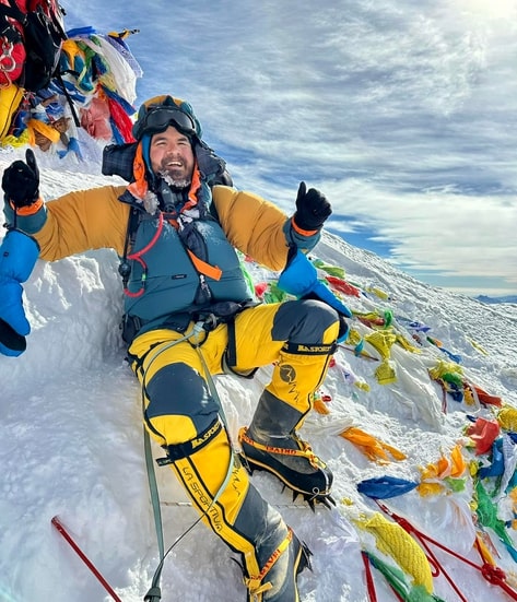 Alpinistul Adrian Ahriţculesei a revenit în ţară după ce a cucerit Everestul. Sursă foto: Facebook/ Adrian Ahriţculesei