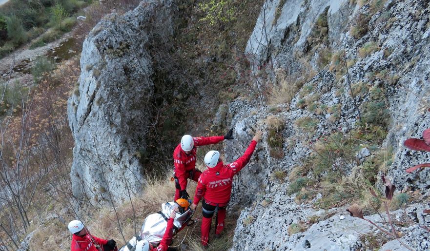 Turistă accidentată grav în Masivul Retezat. S-a prăbuşit zeci de metri pe un versant abrupt/Foto: Salvamont Romania-Dispeceratul National Salvamont Facebook.com
