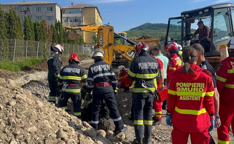Un bărbat de 53 de ani a decedat, luni dimineaţa, după ce a fost surprins de un mal de pământ în timpul unor lucrări la canalizare/ Foto: ISU Bistrița-Năsăud
