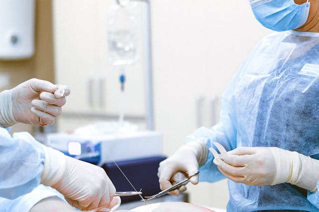Un chirurg de la Spitalul Judeţean de Urgenţă Sibiu este acuzat că tratează pacienţii în stare de ebrietate/ Foto: pexels.com