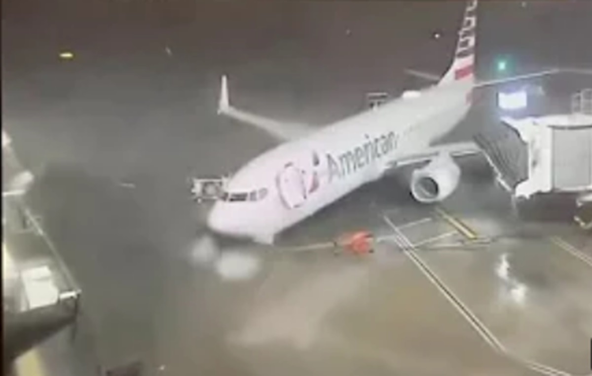 Un avion de pasageri a fost smuls din loc de o rafală de vânt. Foto: captură Youtube Wfaa8