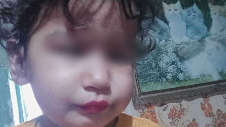 Raisa, fetiţa de 2 ani şi 5 luni din comuna Breasta, judeţul Dolj, care a fost găsită moartă în urmă cu două zile, a decedat după ce verişorul ei, de 15 ani, i-ar fi aplicat mai multe lovituri de cuţit şi apoi ar fi strangulat-o/ Foto: IPJ Dolj