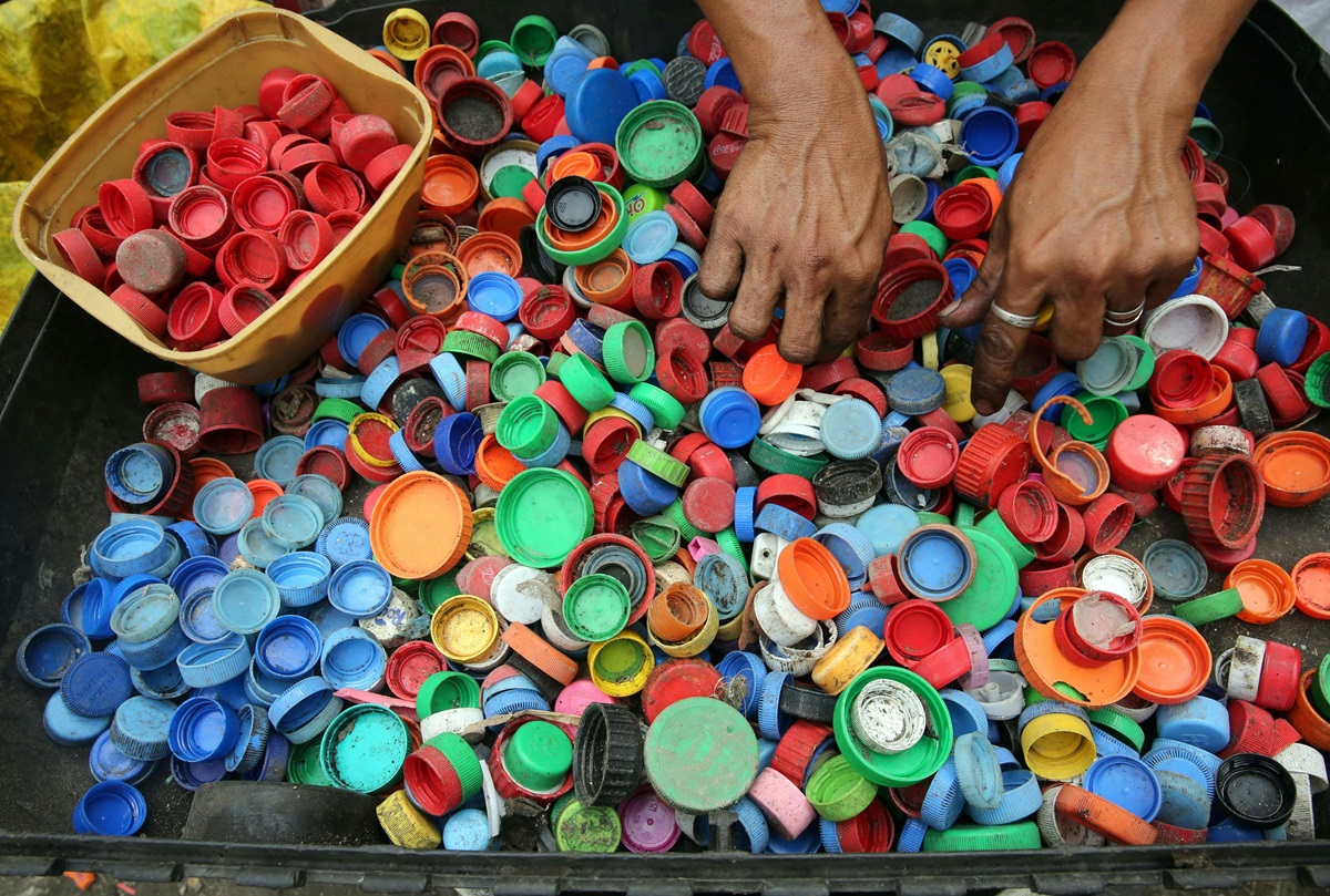 Plasticul colorat ne distruge planeta. Foto: pexels.com