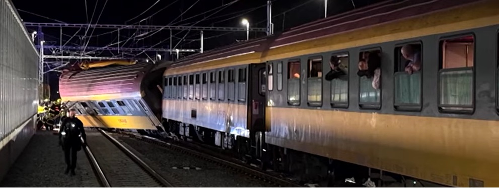 Un tren de pasageri a intrat în coliziune frontală cu un tren de marfă în Cehia. Foto: captură The Straits Times / Youtube