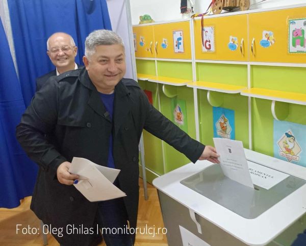 Alin Tișe, candidat PNL la președinția Consiliului Județean Cluj, în timpul exercitării dreptului la vot| Foto: Oleg Ghilas - monitorulcj.ro