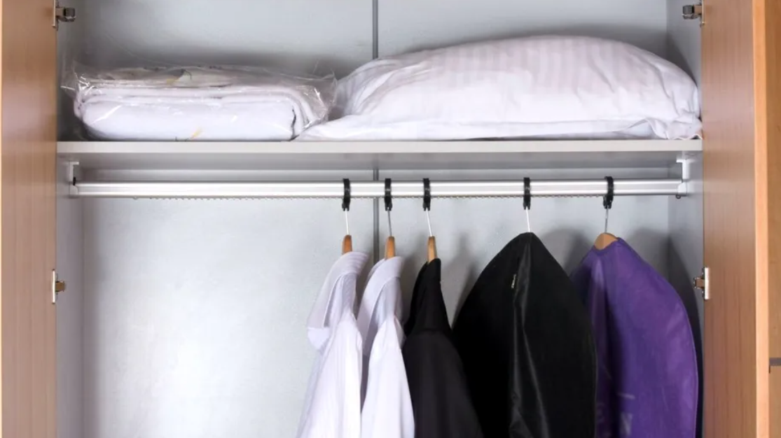 De ce nu e bine să-ți depozitezi hainele în dulapurile de la hoteluri. Un medic vine cu explicații clare