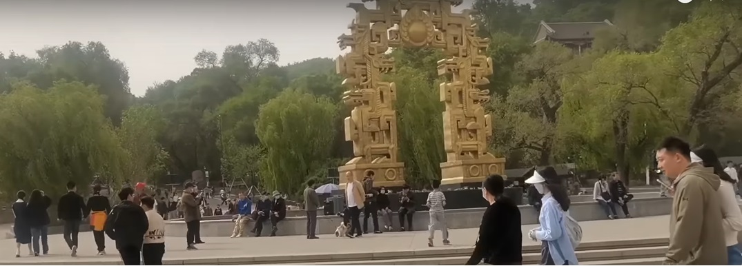 Patru profesori americani au fost înjunghiați într-un parc din China. Foto: captură Youtube / The China Show