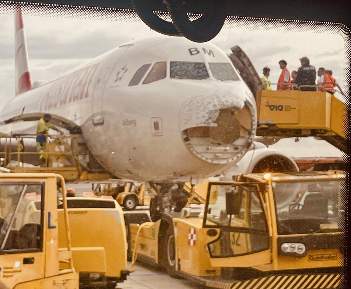 Un avion al Austrian Airlines a fost grav avariat de o violentă furtună de grindină. Foto: AviationSource/ X