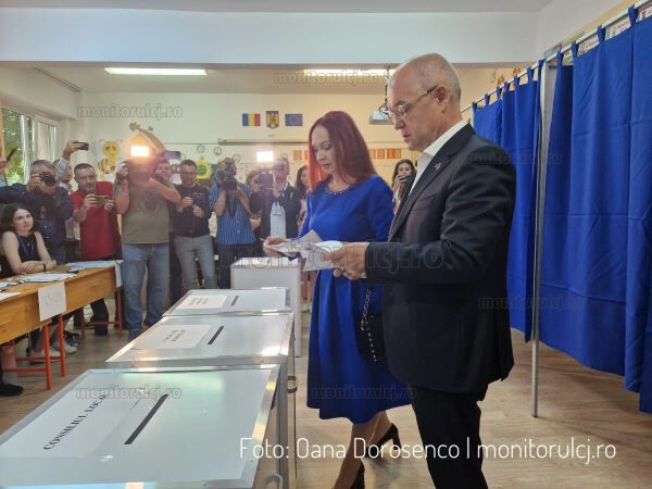 Emil Boc în timpul exercitării dreptului la vot| Foto: Oana Doroșenco - Facebook