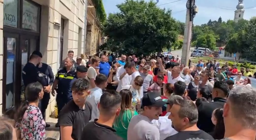 Localnicii au protestat în fața Primăriei Săcueni, după ce primarul UDMR ar fi pierdut alegerile, dar s-a amânat publicarea rezultatelor | Foto: ebihoreanul.ro