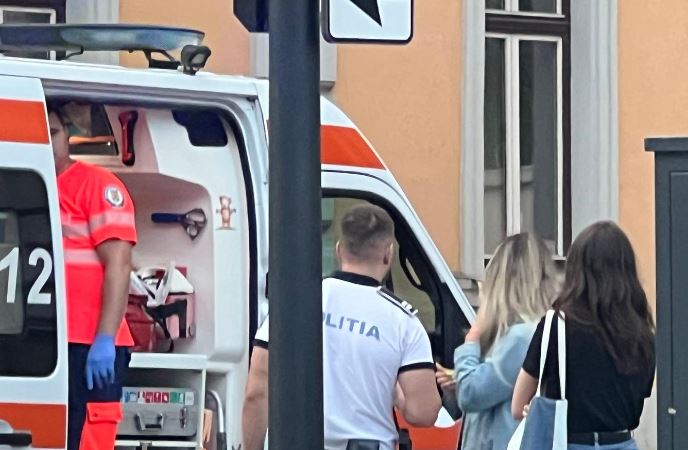 Biciclist acroșat de un autoturism în centrul Clujului. A intervenit un echipaj de prim ajutor.|Foto: monitorulcj.ro