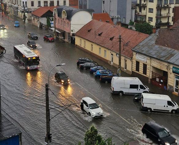 Rupere de nori în Cluj. Străzi acoperite de ape în urma ploii torențiale