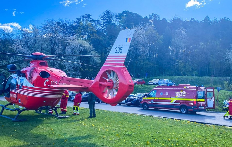 Doi bărbați au fost răniți în urma unui accident într-o zonă montană greu accesibilă. Una dintre victime, transportată cu elicopterul SMURD la Cluj|Foto: Inspectoratul General de Aviație al MAI Facebook.com