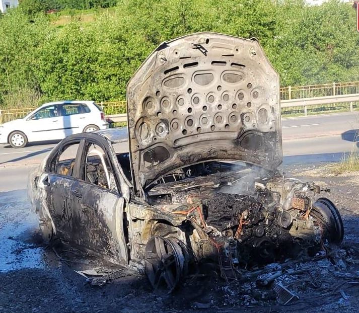 Autoturism distrus de flăcări, în Feleacu|Foto: ISU Cluj