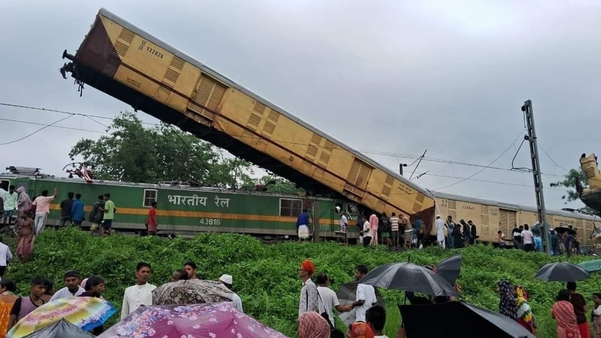 Opt oameni au murit după ce un tren de marfă a lovit un tren de pasageri, în India. Foto: Sonali / X