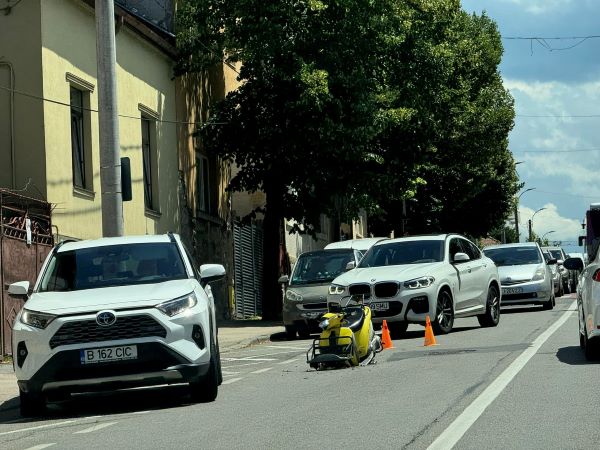 O gaură a apărut pe o stradă din Cluj-Napoca, iar scuterul unei persoane a fost aproape înghițit de aceasta| Foto: Info Trafic Cluj-Napoca - Facebook