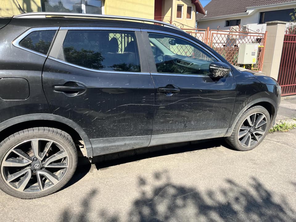 Mai mulți șoferi s-au trezit cu mașinile vandalizate pe strada Frunzișului| Foto: Info Trafic Cluj-Napoca - Facebook