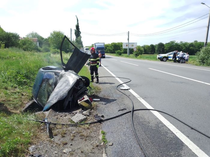 Un accident grav a avut loc, joi, pe DN1 E 60, la intrarea în Gilău. În urma accidentului, mașina a luat foc| Foto: ISU Cluj