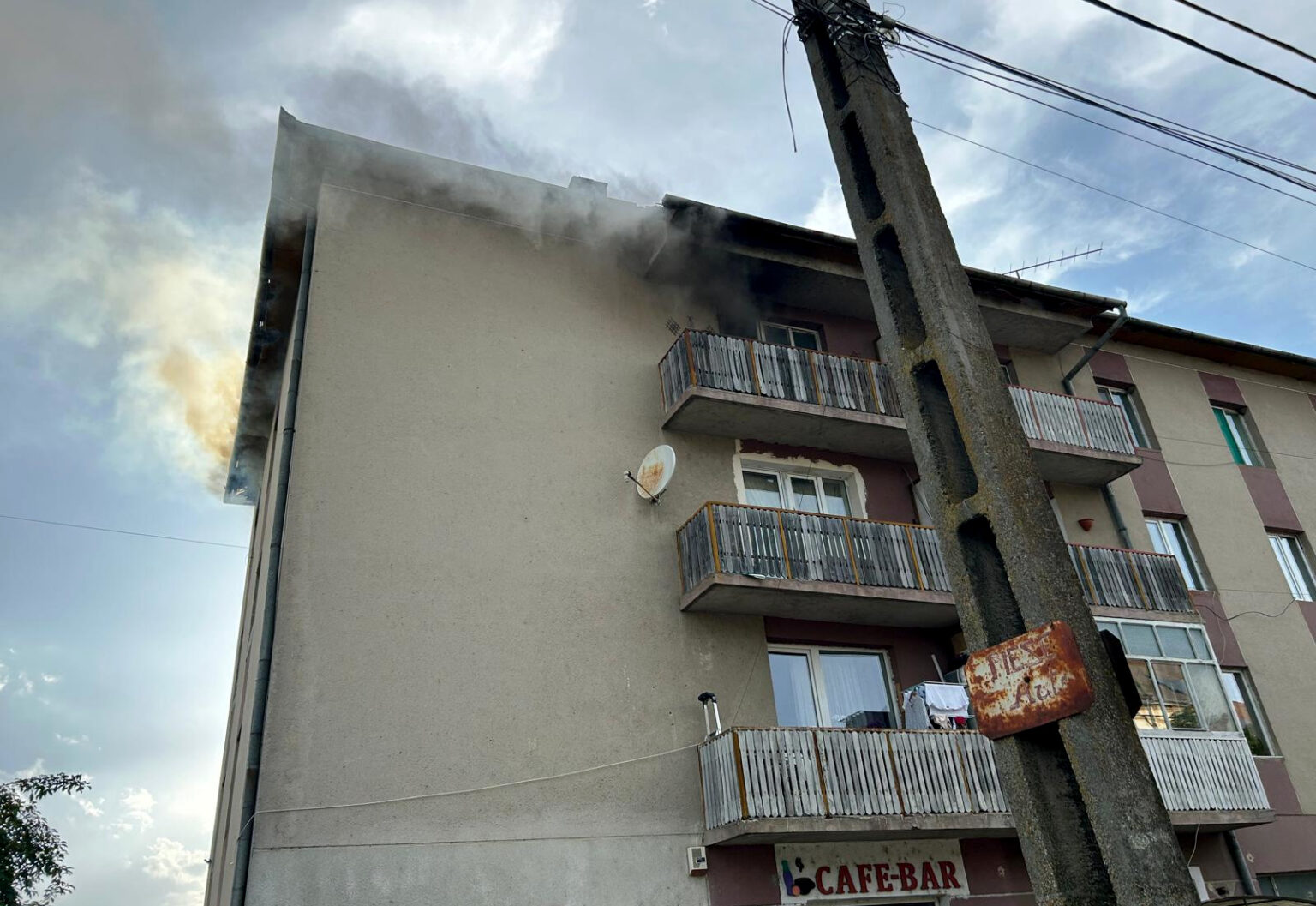Incendiu la un bloc de locuințe din Alba. Bărbat cu arsuri, transportat la spital. Zeci de persoane evacuate|Foto: Mesageruldealba.ro