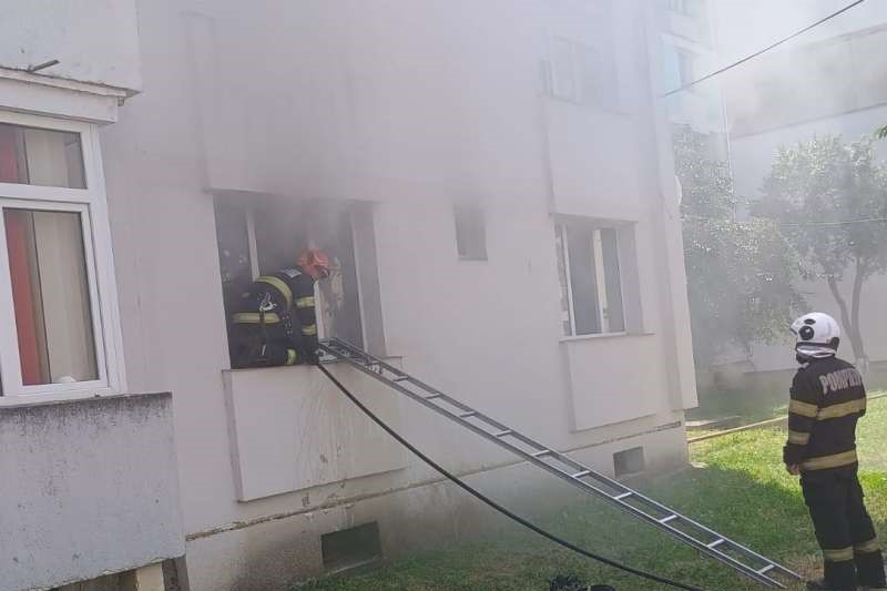 Un copil în vârstă de 7 ani s-a intoxicat cu fum, joi, după ce a incendiat, din joacă, apartamentul situat la parterul unui bloc din municipiul Piatra-Neamţ| Foto: ISU Neamț