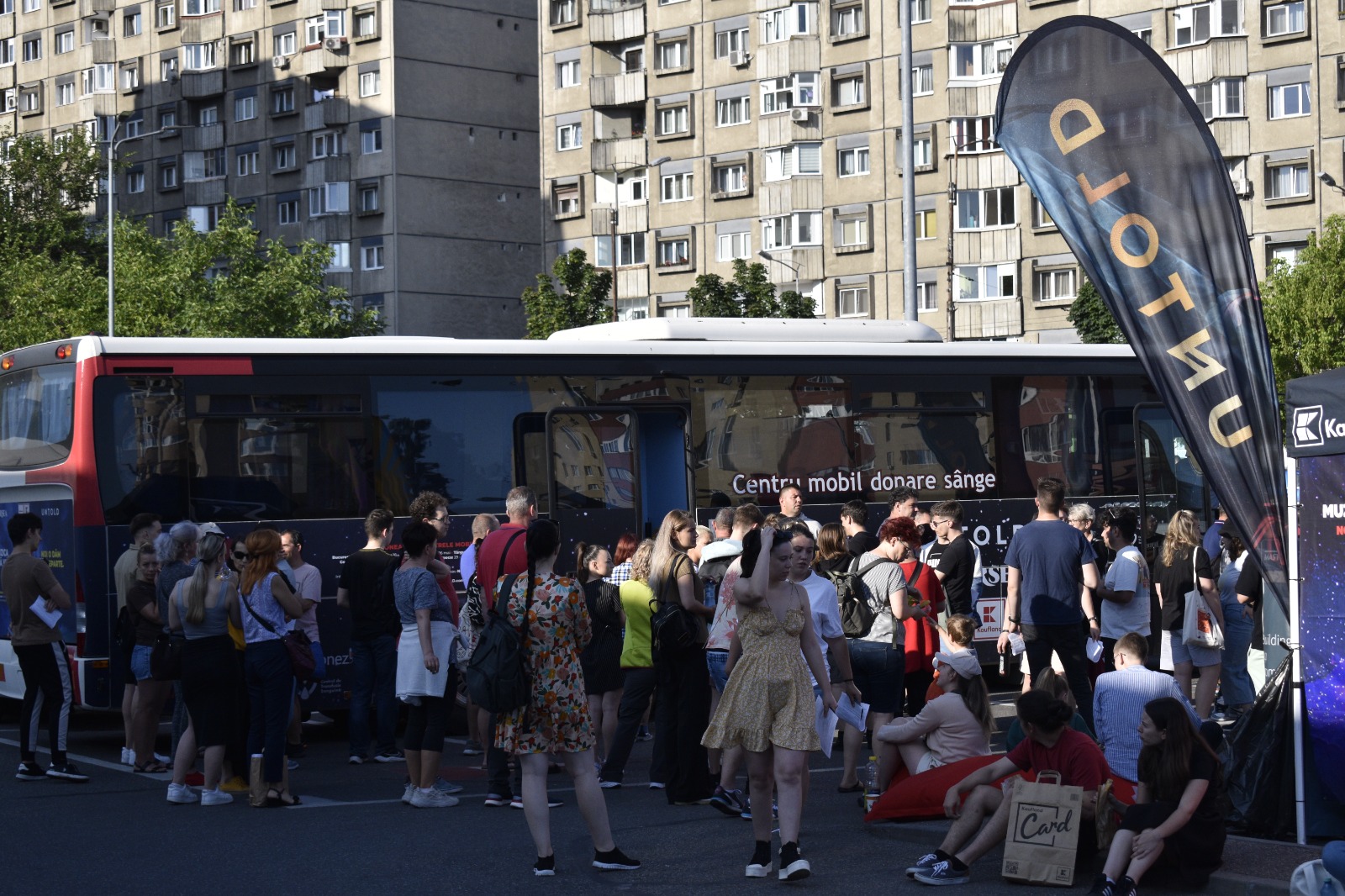 Caravana mobilă Blood Network în parcare la Kaufland Mărăști | Foto: Aurel-Constantin Bîrliba – monitorulcj.ro