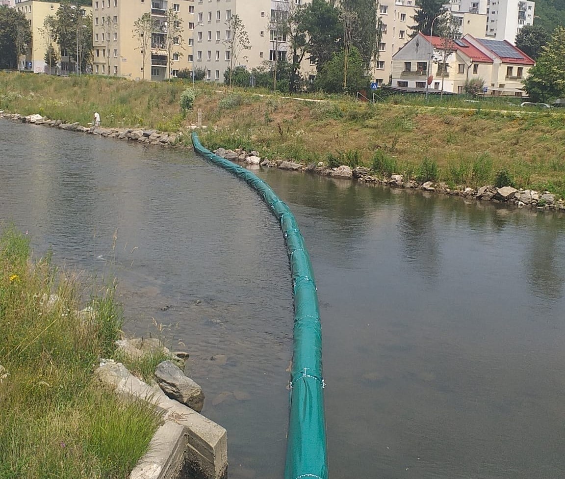 Fără deșeuri pe Someș, în Cluj-Napoca. Barajul plutitor a fost reinstalat. | Foto: Someșul nostru - Facebook