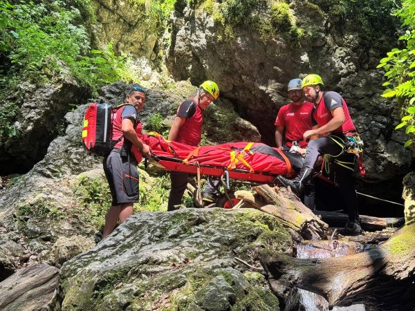 Un turist, salvat de salvamontişti. A căzut de la peste 10 metri, pe scările din canionul Tamina. | Foto: Salvamont Brașov - Facebook