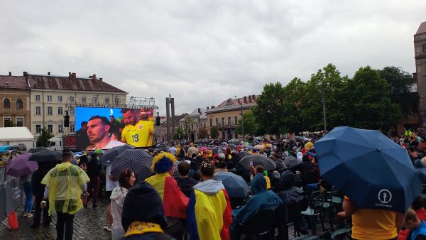 Mii de clujeni s-au strâns marți seară în Piața Unirii din Cluj-Napoca să vizioneze împreună meciul România-Olanda| Foto: Aurel Constantin-Bîrliba - monitorulcj.ro