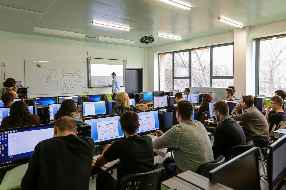 Clujul, printre județele cu cea mai mare investiție în educație. Unde merg banii|Foto: Emil Boc Facebook.com