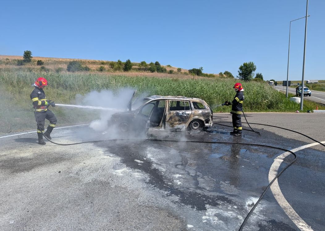 Autoturism în flăcări, în Păniceni. Pompierii au intervenit|Foto: ISU Cluj