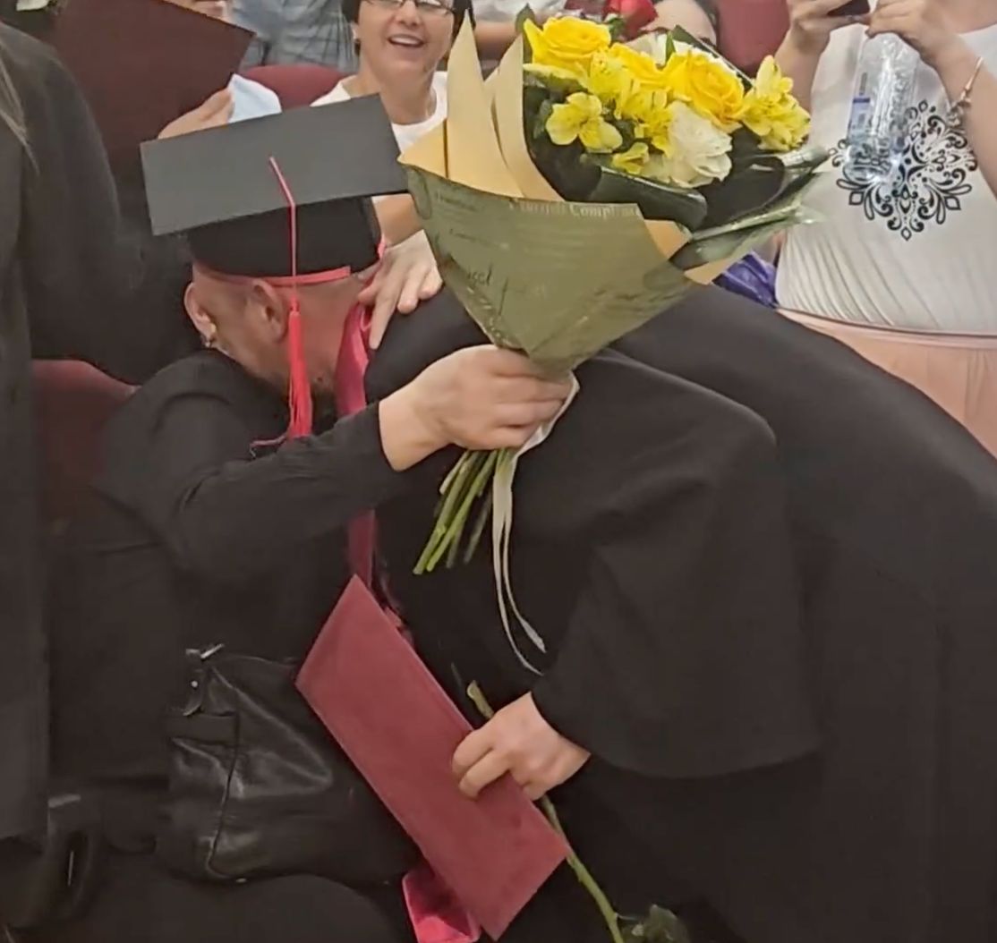 Un jurnalist și-a surprins mama și a invitat-o la ceremonia de absolvire fără ca aceasta să știe că a fost student | Foto: Captură video Liviu Ardelean - Facebook