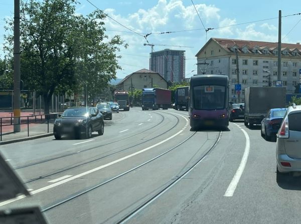 Un TIR încărcat cu lemne a rupt linia electrică de pe strada Oașului și a fugit. Tramvaiele sunt blocate în trafic. | Foto: Kiss Gábor - INFO TRAFIC jud. CLUJ – grup Facebook
