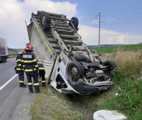 Autocamion răsturnat la Izvoru Crişului. Un bărbat a avut nevoie de îngrijiri medicale. | Foto: ISU Cluj