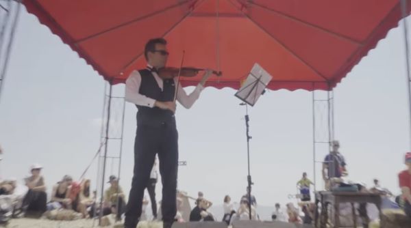 Alexandru Tomescu a susținut un concert la 2.000 de metri altitudine. Sonetele lui Bach au răsunat în munţii Bucegi, cu o vioară Stradivarius. | Foto: Loredana Diacu – captură video - Facebook