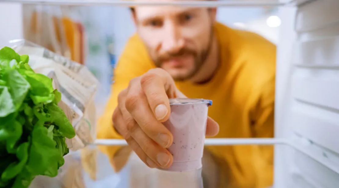 Cât poți să păstrezi iaurtul în frigider după ce l-ai deschis? Răspunsul te va surprinde.
