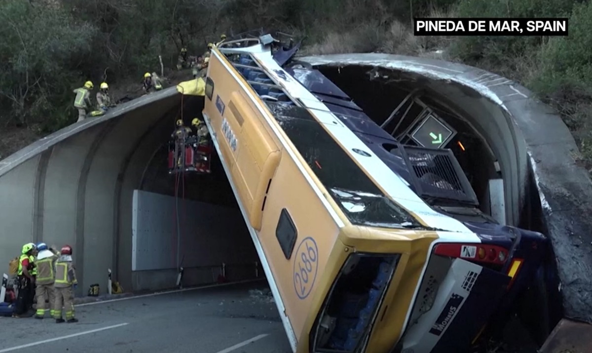 Un autobuz care transporta muncitori Inditex s-a prăbușit și a rămas blocat la ieșirea dintr-un tunel, în Spania. Foto: captură Youtube / Firstpost