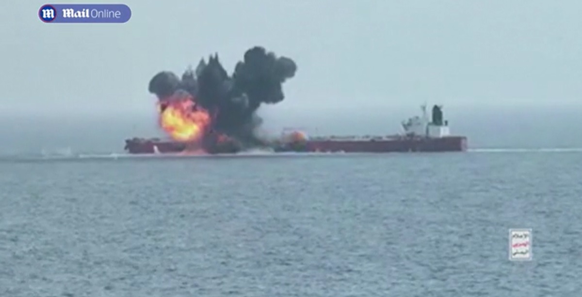 O explozie uriașă a înghițit un petrolier în Marea Roșie. Foto: captură Daily Mail