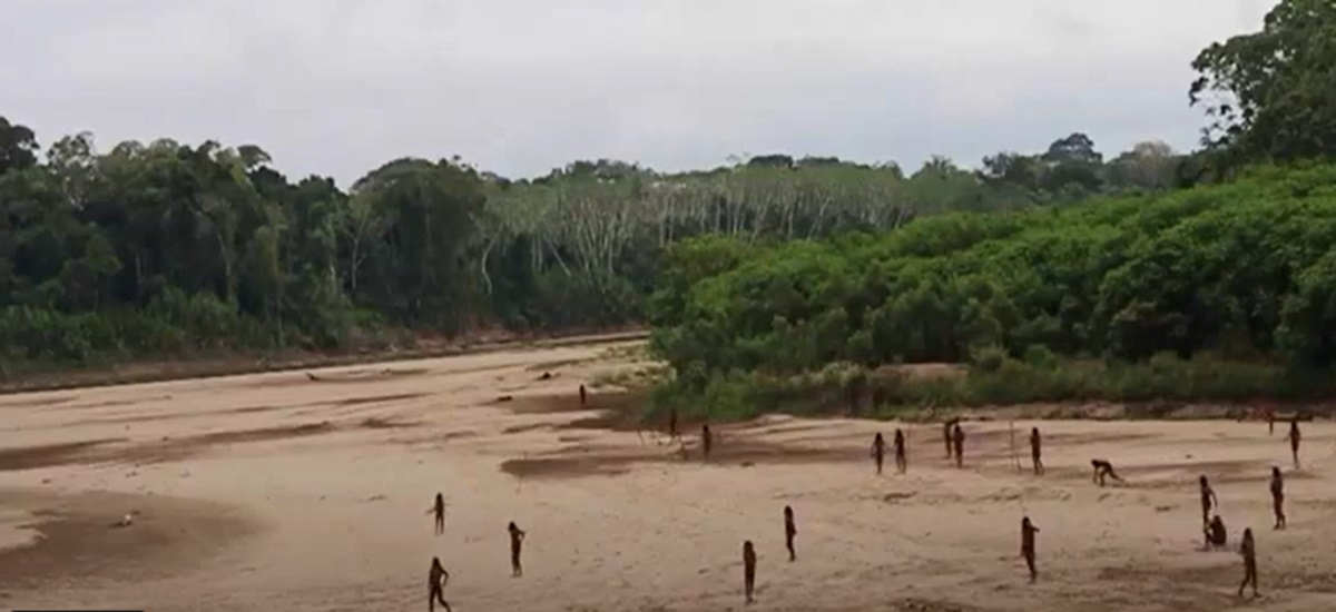 Un trib care nu a intrat până acum în contact cu civilizația a fost filmat ieșind din pădurea tropicală. Foto: captură Youtube / 1 - TV
