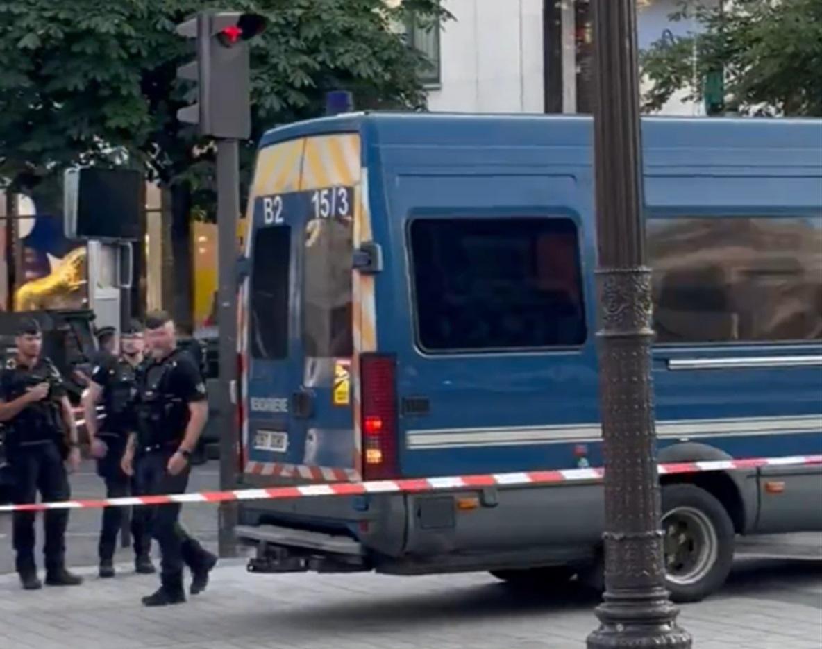 Un poliţist a fost atacat cu cuţitul lângă un magazin de lux din Paris. Foto: captură La Plume Libre
