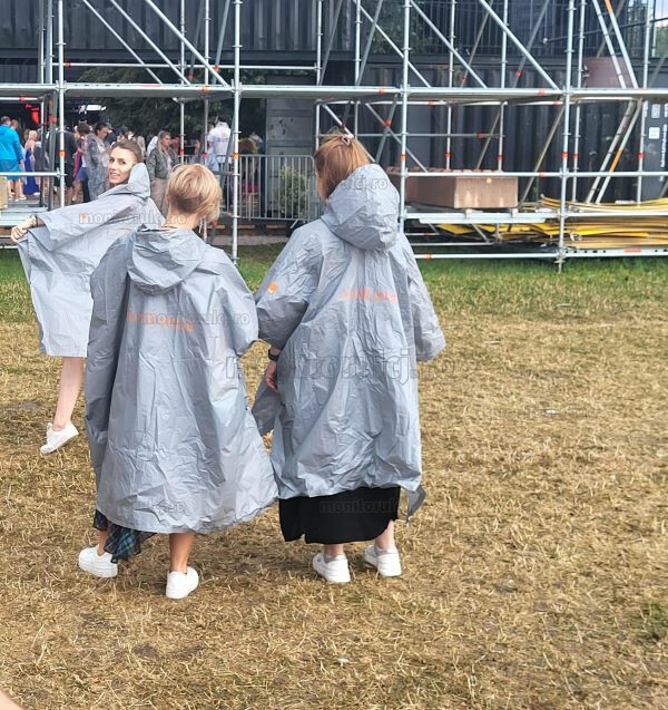Ploaia nu a speriat pe nimeni la Electric Castle. Festivalierii se distrează | Foto: Roxana Maura – monitorulcj.ro