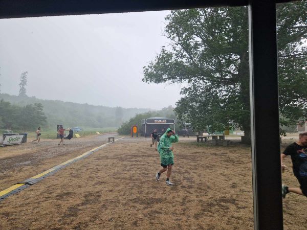 Nu ar fi fost Electric Castle fără ploaie! Este deja o tradiţie printre participanţii la festival. | Foto: Roxana Maura – monitorulcj.ro