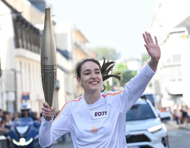 O studentă de la UMF „Iuliu Hațieganu” Cluj a purtat flacăra olimpică la deschiderea Jocurilor Olimpice de la Paris|Foto: Protetică Denară UMF „Iuliu Hațieganu”