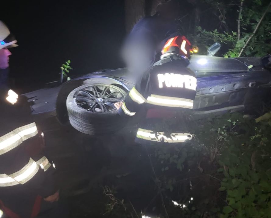 Autoturism răsturnat în Băișoara în urma unui accident rutier. Doi tineri au ajuns la spital.|Foto: ISU Cluj