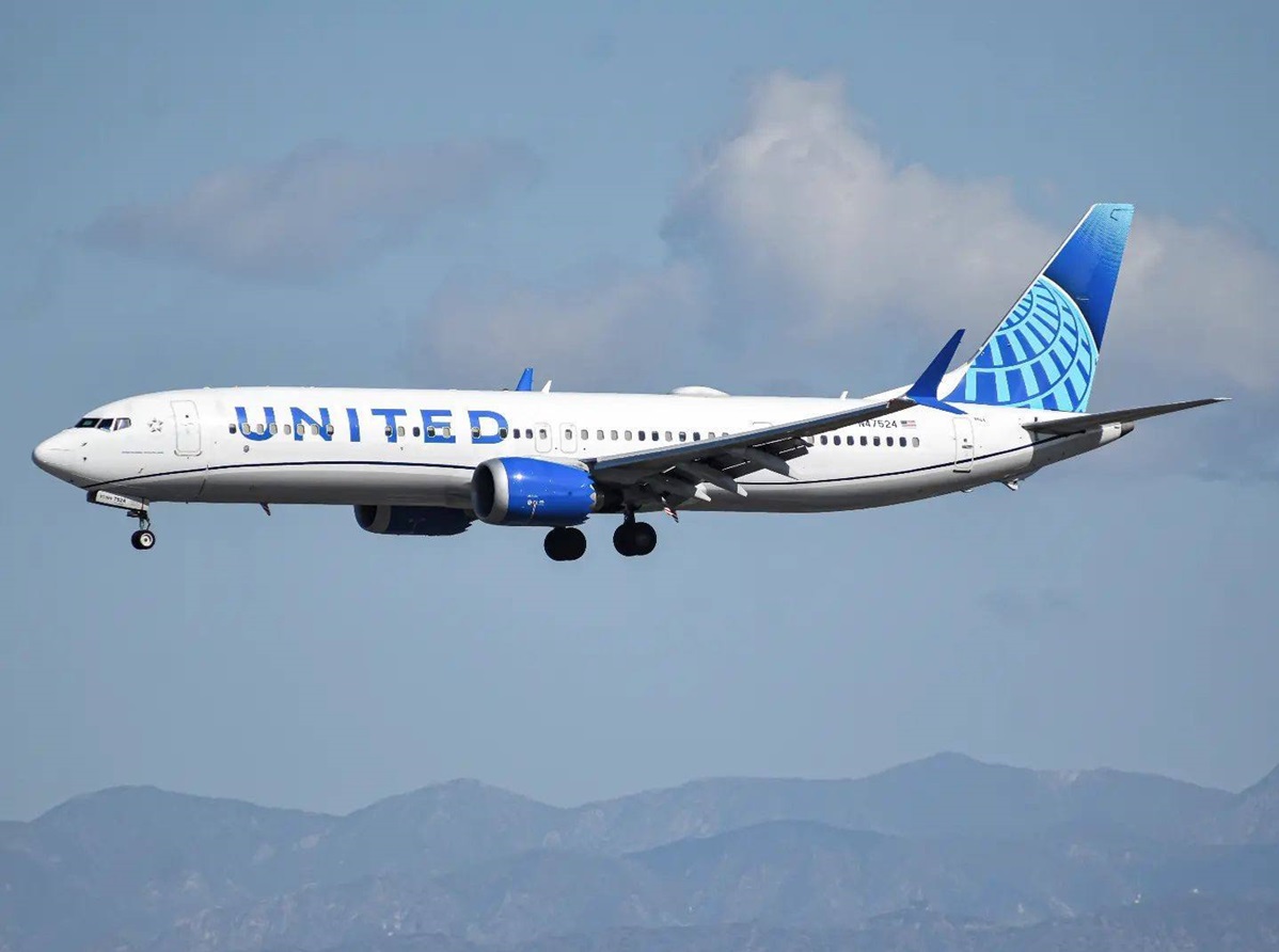 Un zbor United Airlines a fost deviat din cauza stării de rău a echipajului. Foto: United / Facebook