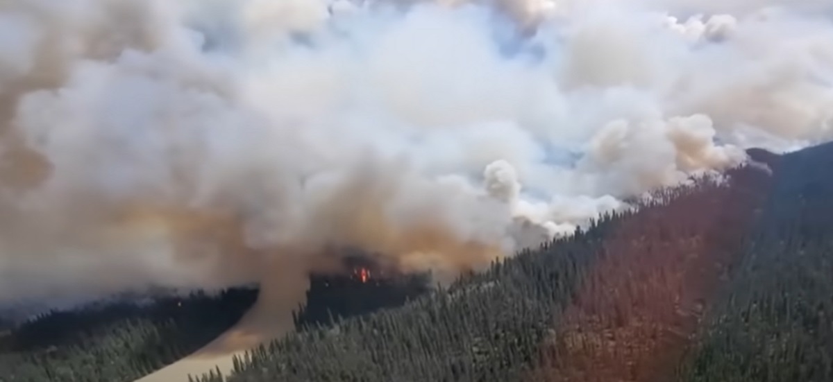 Un incendiu în Canada a devenit atât de intens încât și-a generat propriul nor de furtună. Foto: captură Youtube / CBC News