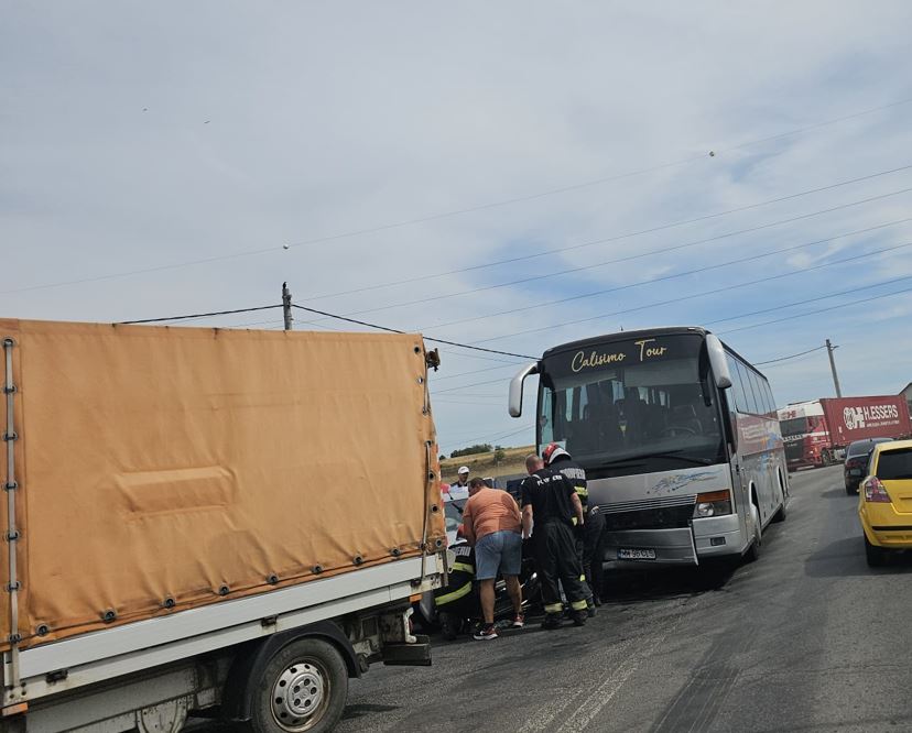 Autocar cu elevi, implicat într-un accident rutier, în Turda|Foto: monitorulcj.ro