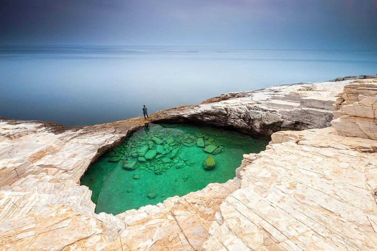 Un român de 22 de ani a fost găsit mort în Thassos, Grecia. Foto: Facebook / Thassos