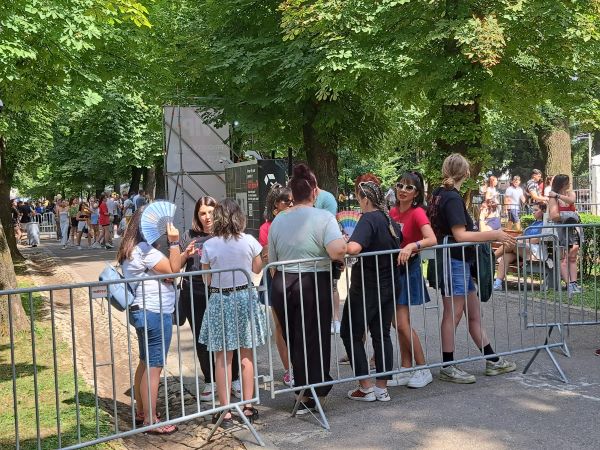 Cele mai devotate fane. „Păzesc” porțile Parcului Central de la 5 dimineața. | Foto: Bianca Preda – monitorulcj.ro